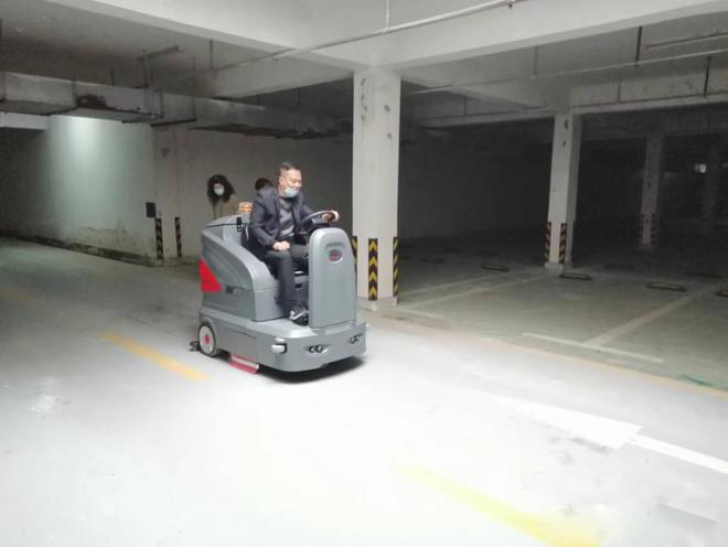 台中小区物业保洁不用人力改用驾驶式洗地机了
